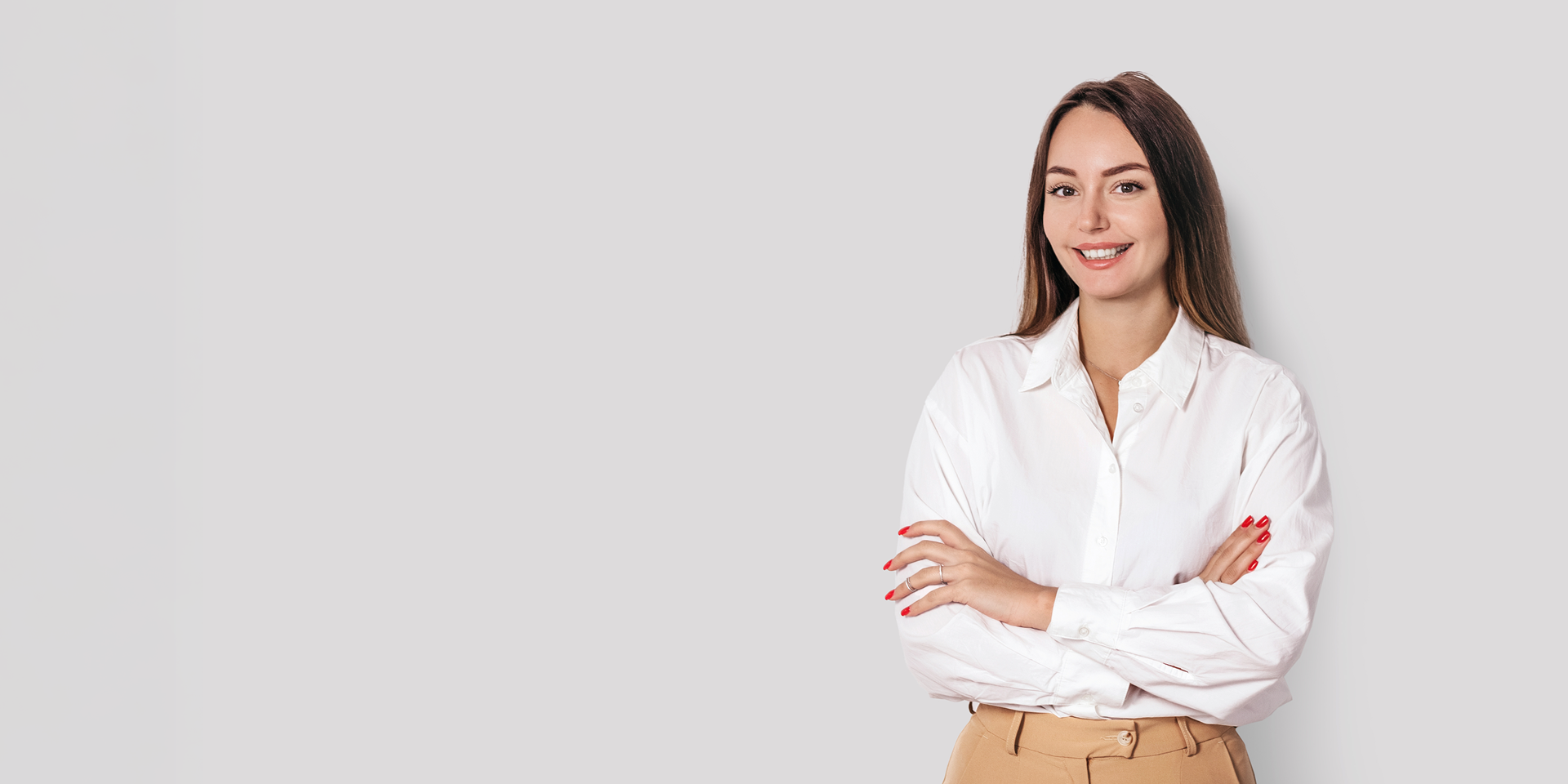 Femeie zâmbitoare cu brațele încrucișate, reprezentând serviciile PlusCredit pentru credit online.