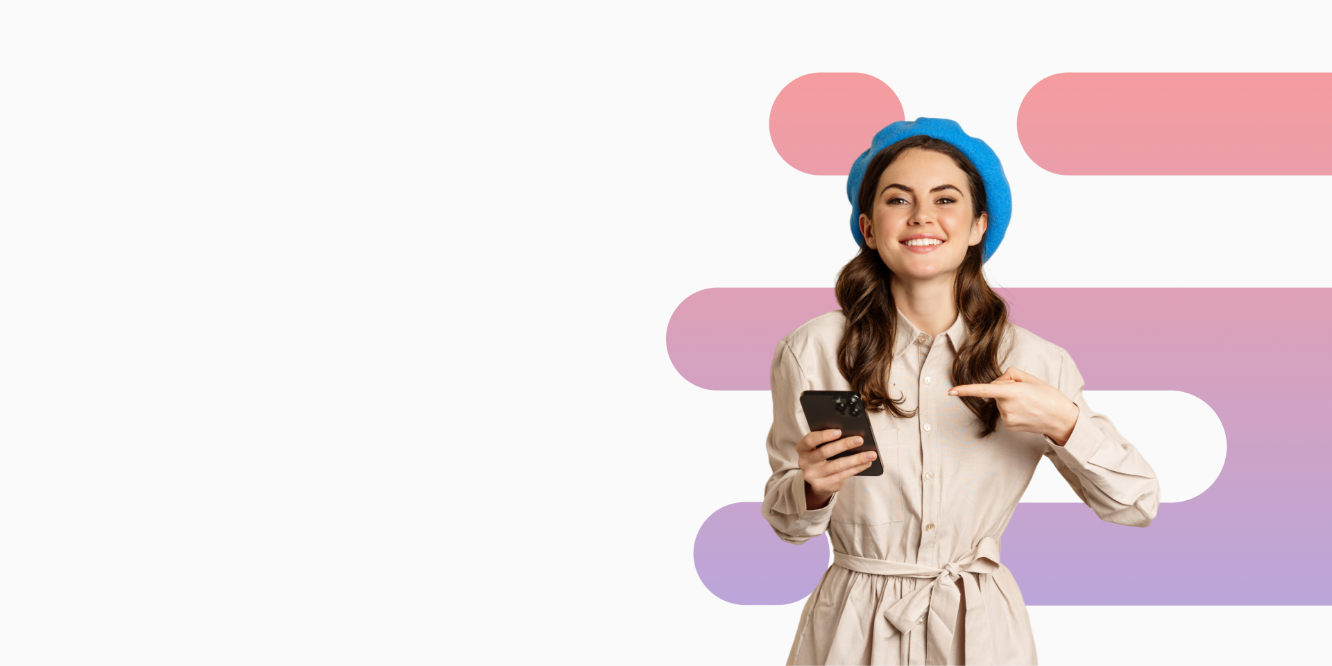 Tânără zâmbitoare ținând un telefon, ilustrând utilizarea aplicației PlusCredit.