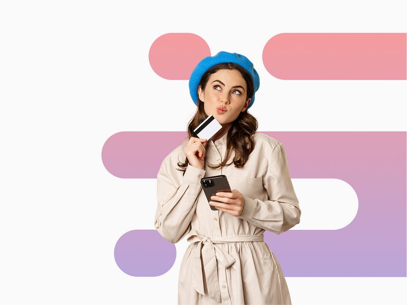 Tânără gânditoare ținând un card și un telefon, simbolizând serviciile financiare ale PlusCredit.